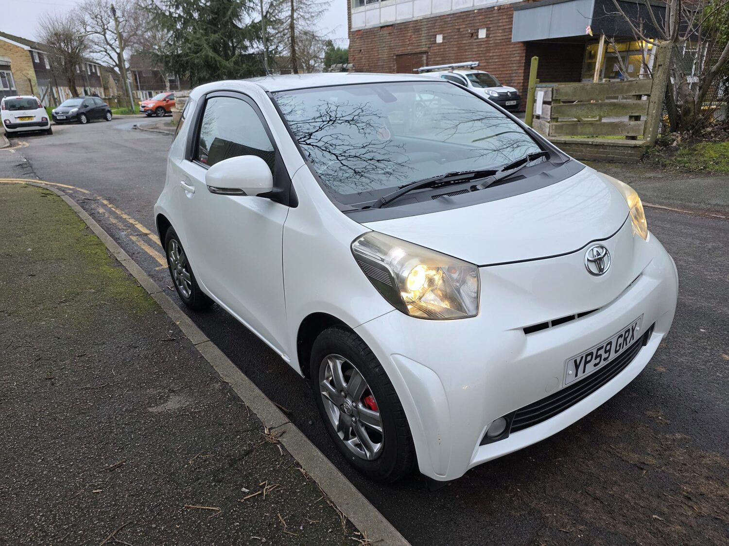 Toyota iQ photo 1