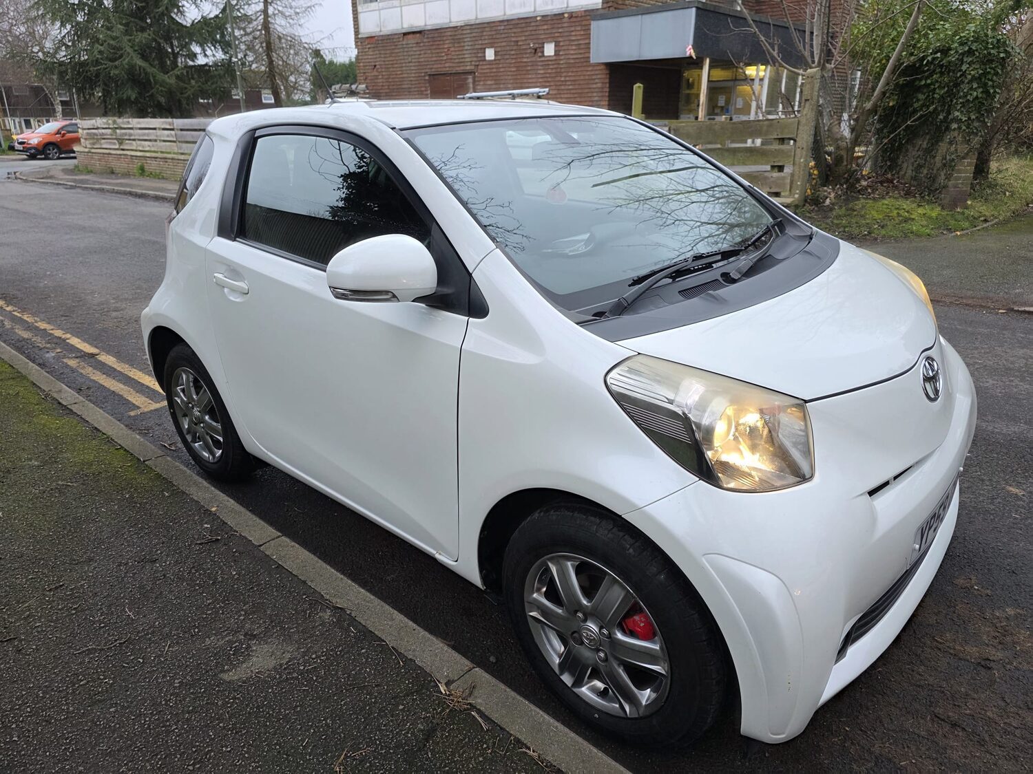 Toyota iQ photo 2