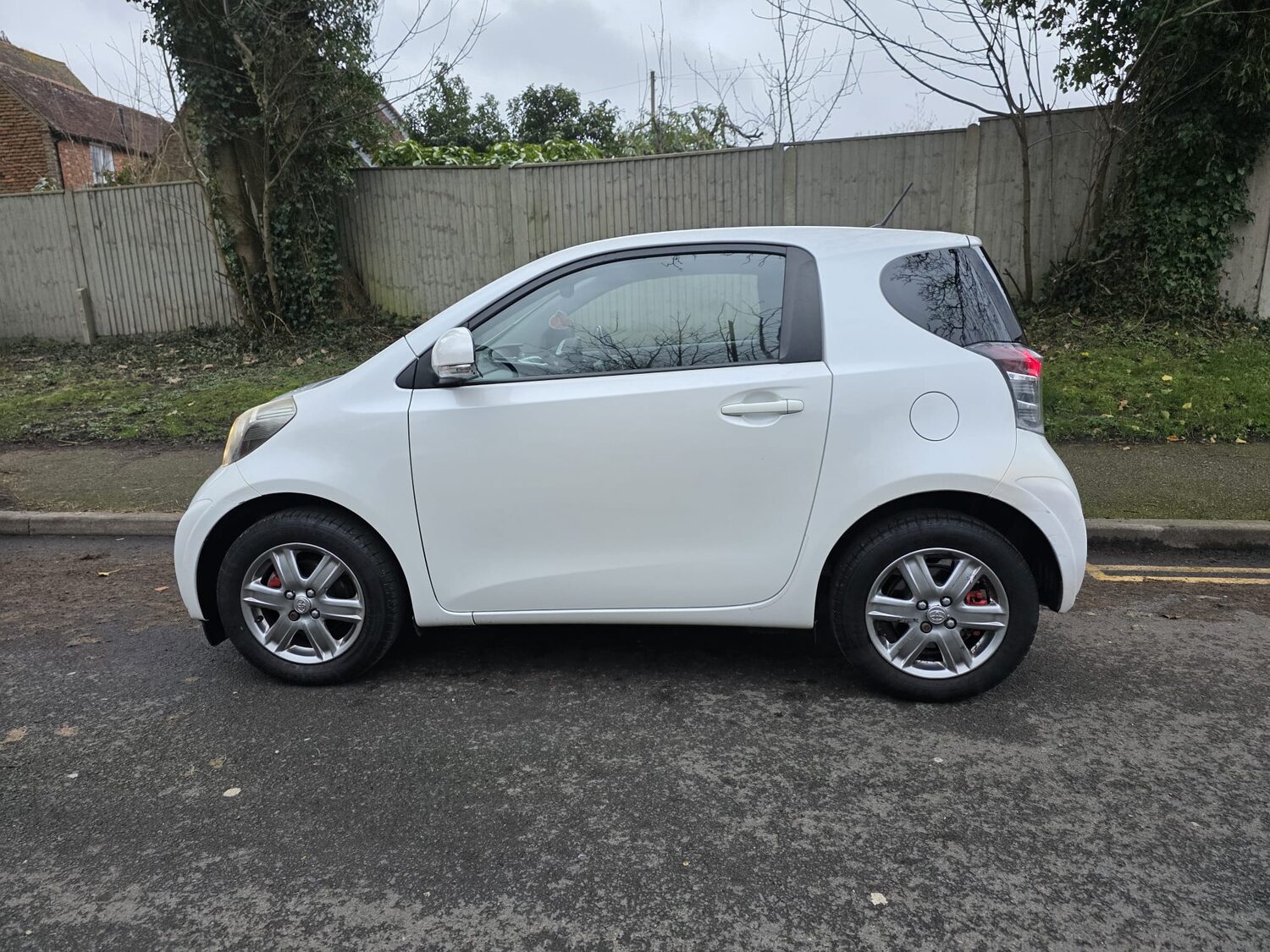 Toyota iQ photo 3