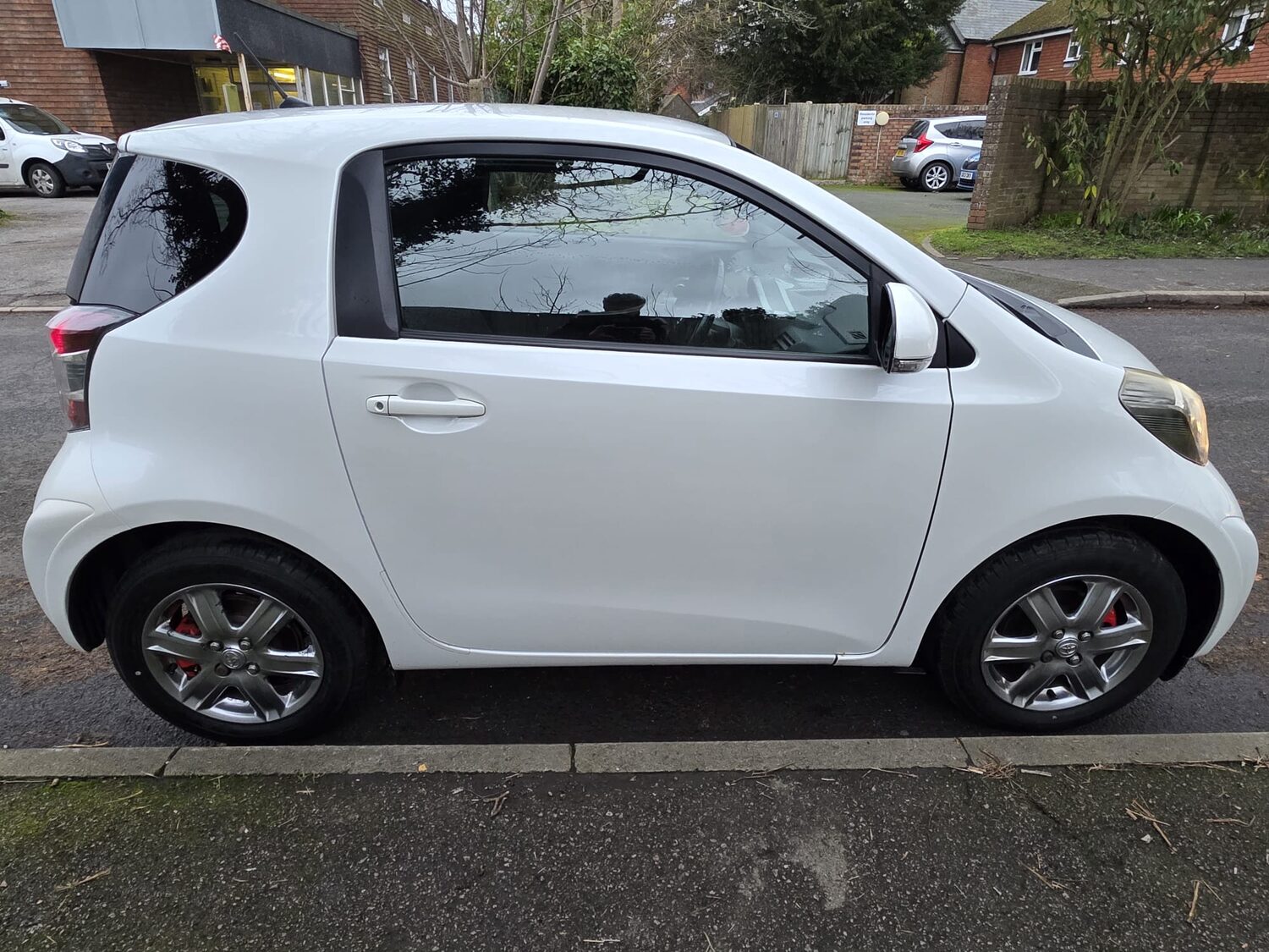 Toyota iQ photo 4